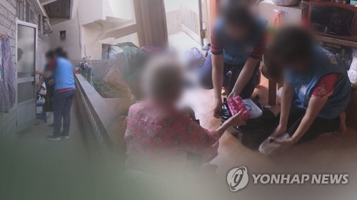 노인과 요양보호사.<연합뉴스>